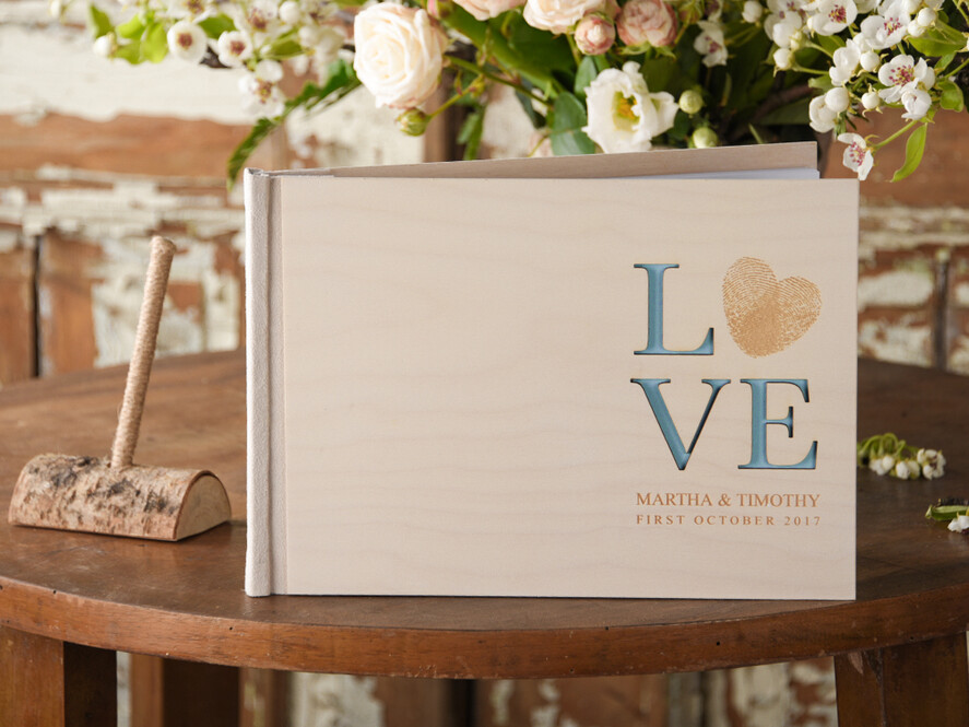 Księgi wpisów gości Drewniane  Love i serce pamiątkowa księga na wpisy gości weselnych grawerowane drewno wasze imiona  0