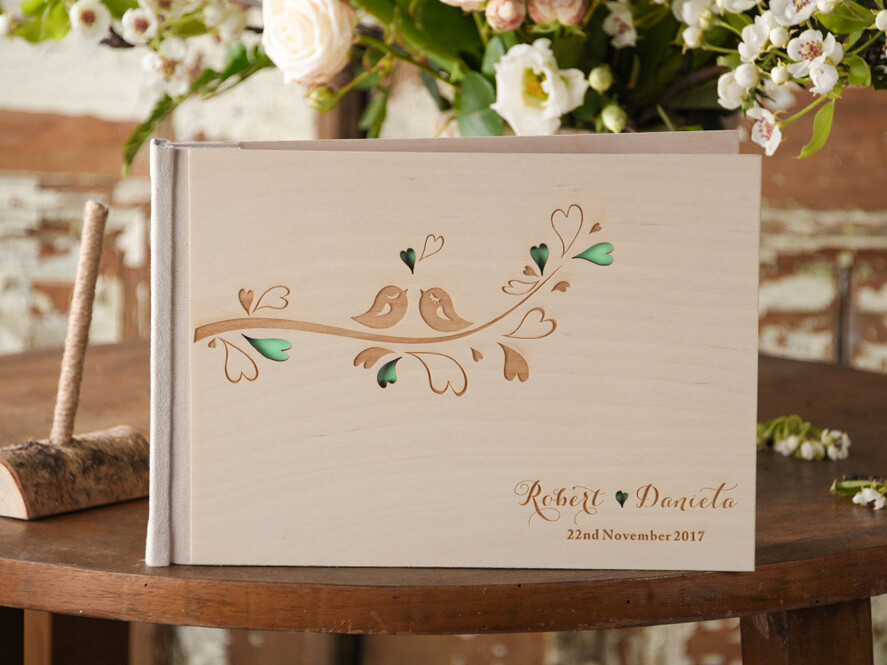 Księgi wpisów gości Drewniane  księga gości weselnych personalizowna, okładka z drewna grawerowane imiona i data3