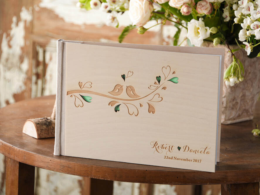 Księgi wpisów gości Drewniane  księga gości weselnych personalizowna, okładka z drewna grawerowane imiona i data4
