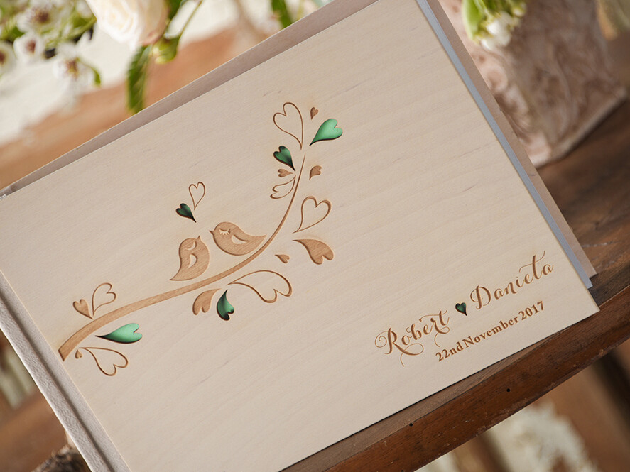 Księgi wpisów gości Drewniane  księga gości weselnych personalizowna, okładka z drewna grawerowane imiona i data5
