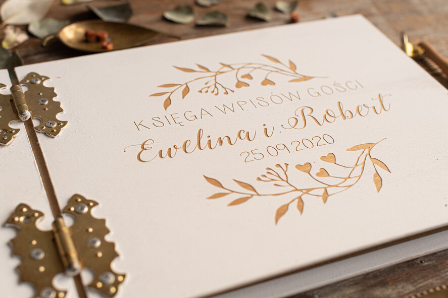Księgi wpisów gości Drewniane  album ślubny do wpisów gości, okładka z drewna grawerowane imiona i data2