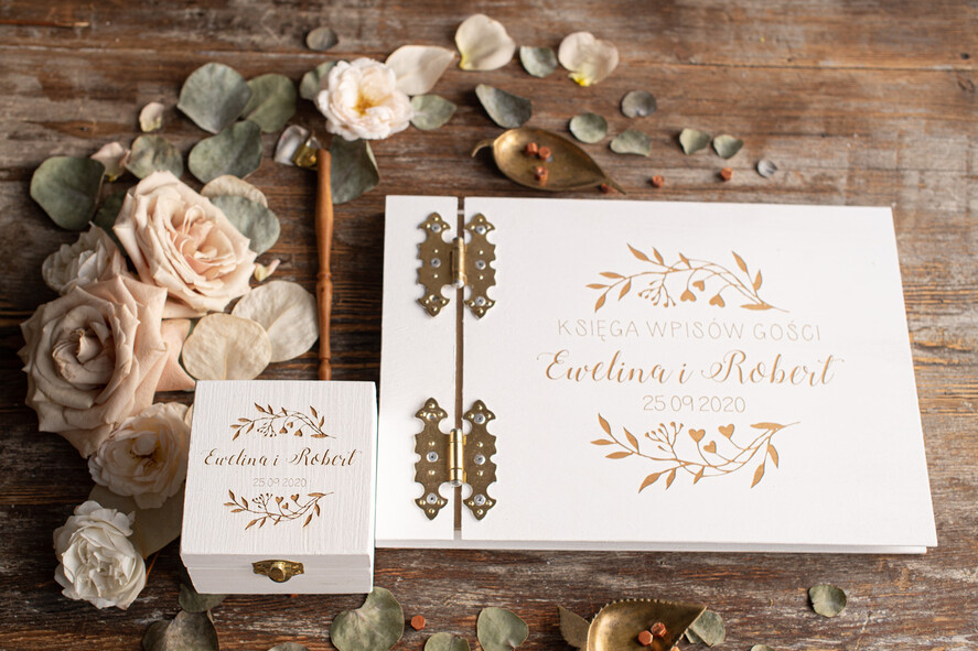 Księgi wpisów gości Drewniane  album ślubny do wpisów gości, okładka z drewna grawerowane imiona i data5
