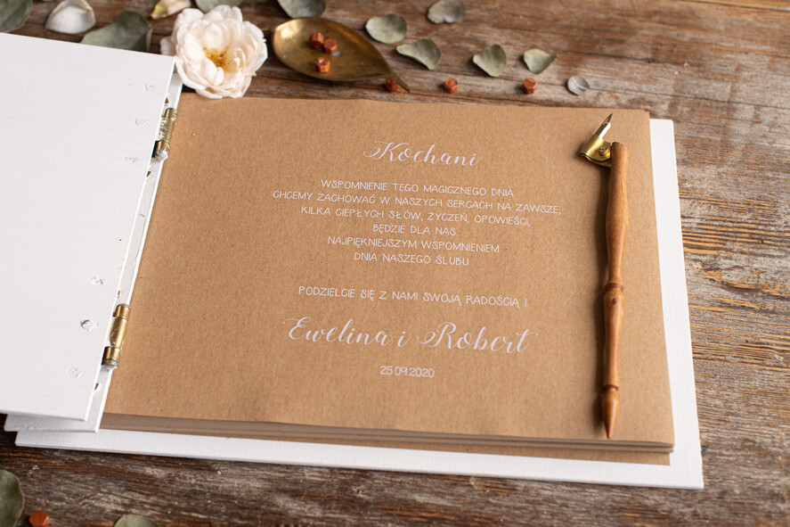 Księgi wpisów gości Drewniane  album ślubny do wpisów gości, okładka z drewna grawerowane imiona i data7