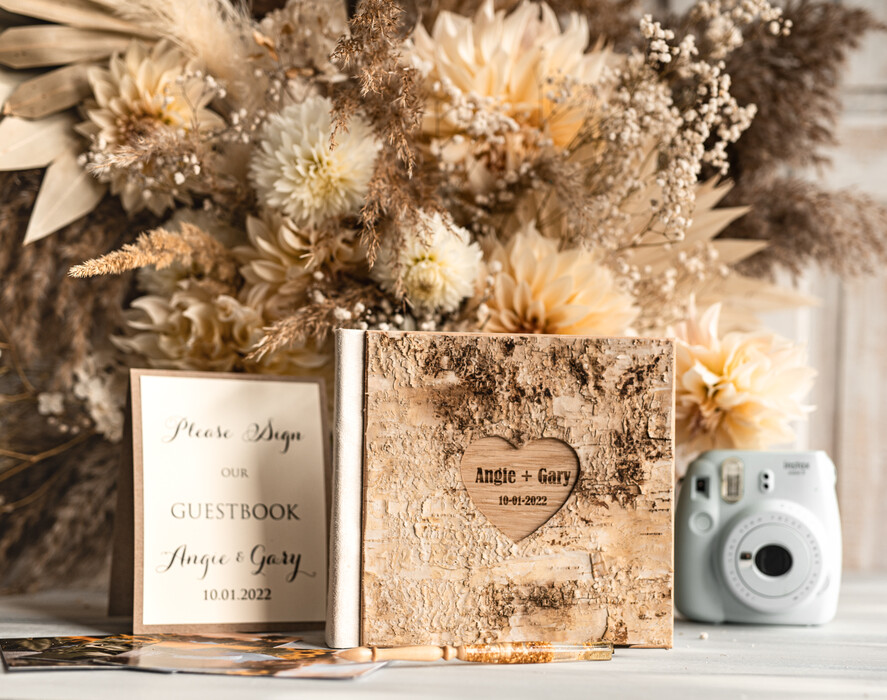 Księgi wpisów gości Drewniane  rustykalna księga z drewna, Drewniana korowa pamiątkowa książka księga wpisów gości weselnych grawerowane imiona i data w sercu1
