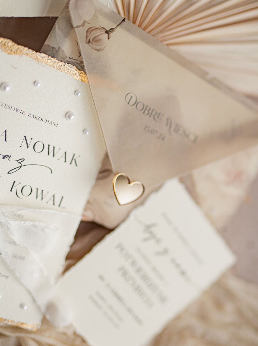 Zestawy Próbkowe próbki zaproszeń Próbka darte złocone zaproszenia ślubne z perełkami, Serwis Probkowy minimalistyczne zaproszenie na ślub z perełkami i kalkową kopertą, rwane złocone zaproszenie na ślub cywilny perły1