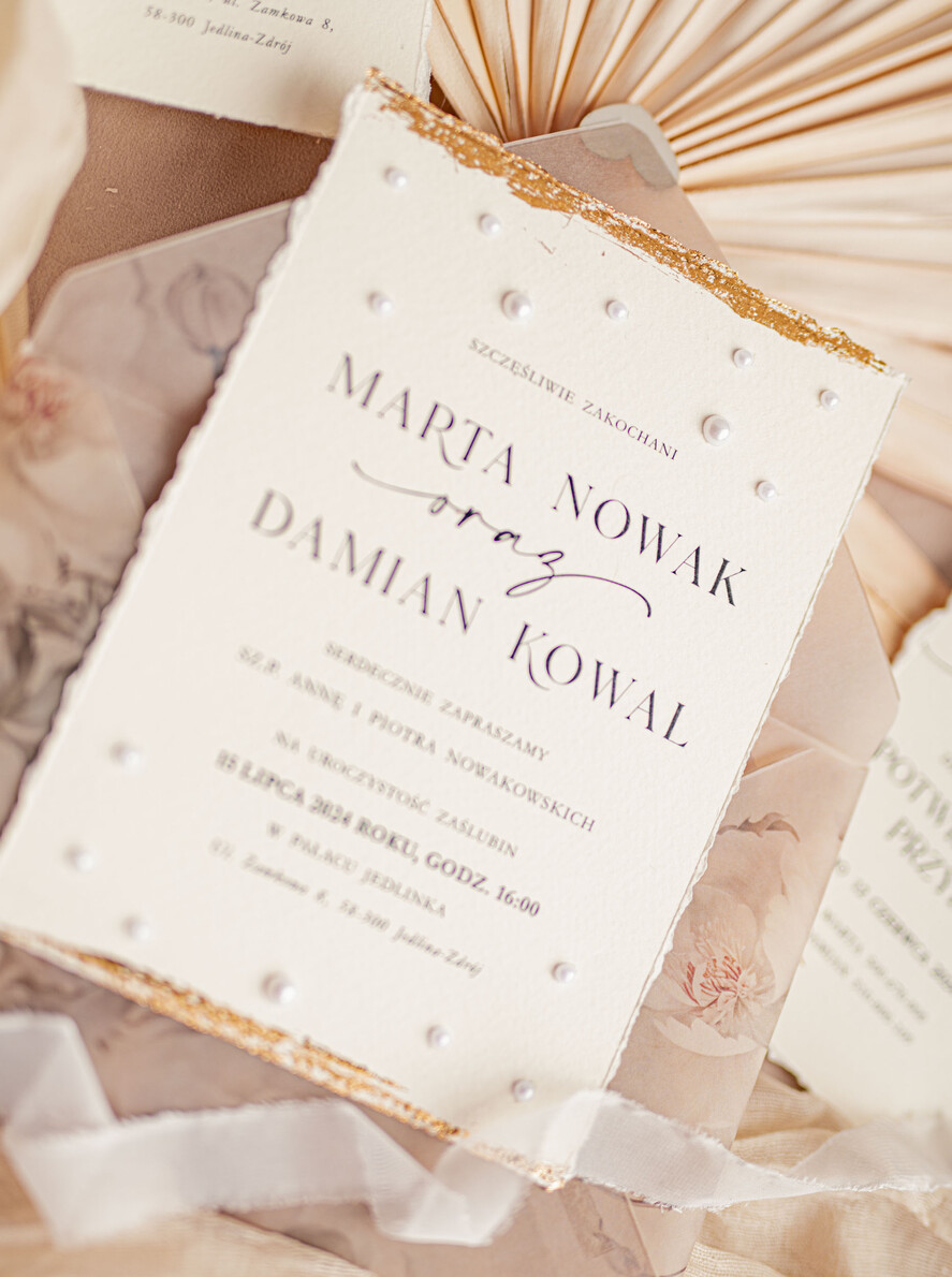 Zestawy Próbkowe próbki zaproszeń Próbka darte złocone zaproszenia ślubne z perełkami, Serwis Probkowy minimalistyczne zaproszenie na ślub z perełkami i kalkową kopertą, rwane złocone zaproszenie na ślub cywilny perły10