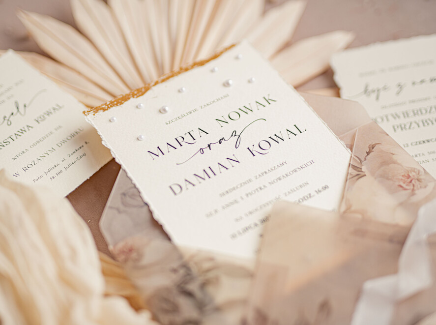 Zestawy Próbkowe próbki zaproszeń Próbka darte złocone zaproszenia ślubne z perełkami, Serwis Probkowy minimalistyczne zaproszenie na ślub z perełkami i kalkową kopertą, rwane złocone zaproszenie na ślub cywilny perły12