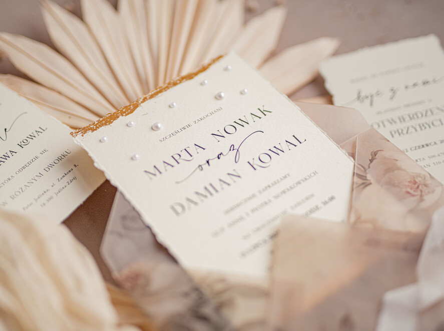 Zestawy Próbkowe próbki zaproszeń Próbka darte złocone zaproszenia ślubne z perełkami, Serwis Probkowy minimalistyczne zaproszenie na ślub z perełkami i kalkową kopertą, rwane złocone zaproszenie na ślub cywilny perły14