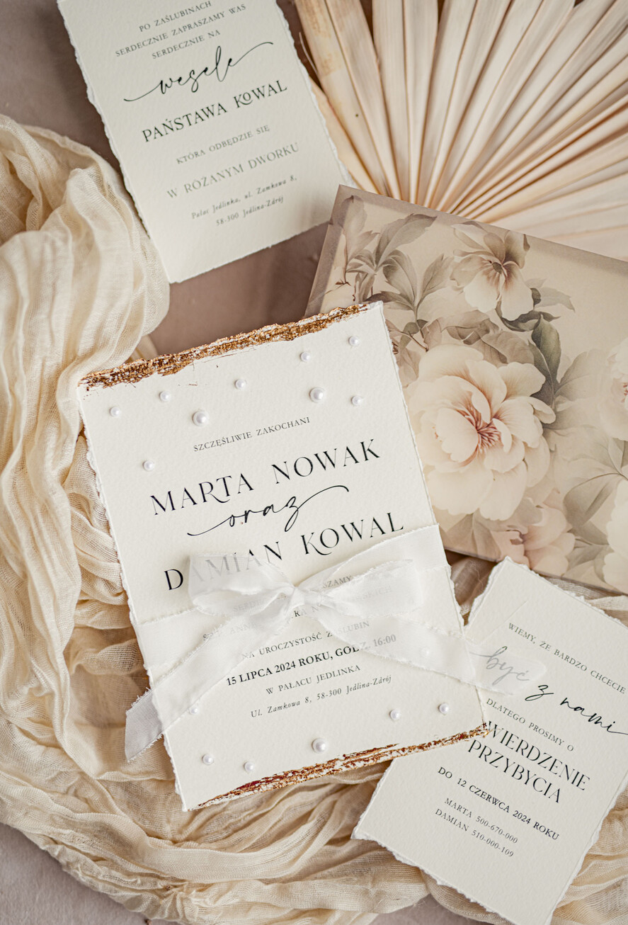 Zestawy Próbkowe próbki zaproszeń Próbka darte złocone zaproszenia ślubne z perełkami, Serwis Probkowy minimalistyczne zaproszenie na ślub z perełkami i kalkową kopertą, rwane złocone zaproszenie na ślub cywilny perły5