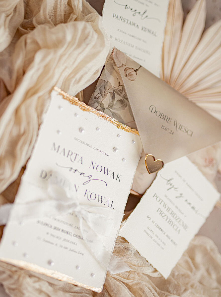 Zestawy Próbkowe próbki zaproszeń Próbka darte złocone zaproszenia ślubne z perełkami, Serwis Probkowy minimalistyczne zaproszenie na ślub z perełkami i kalkową kopertą, rwane złocone zaproszenie na ślub cywilny perły7