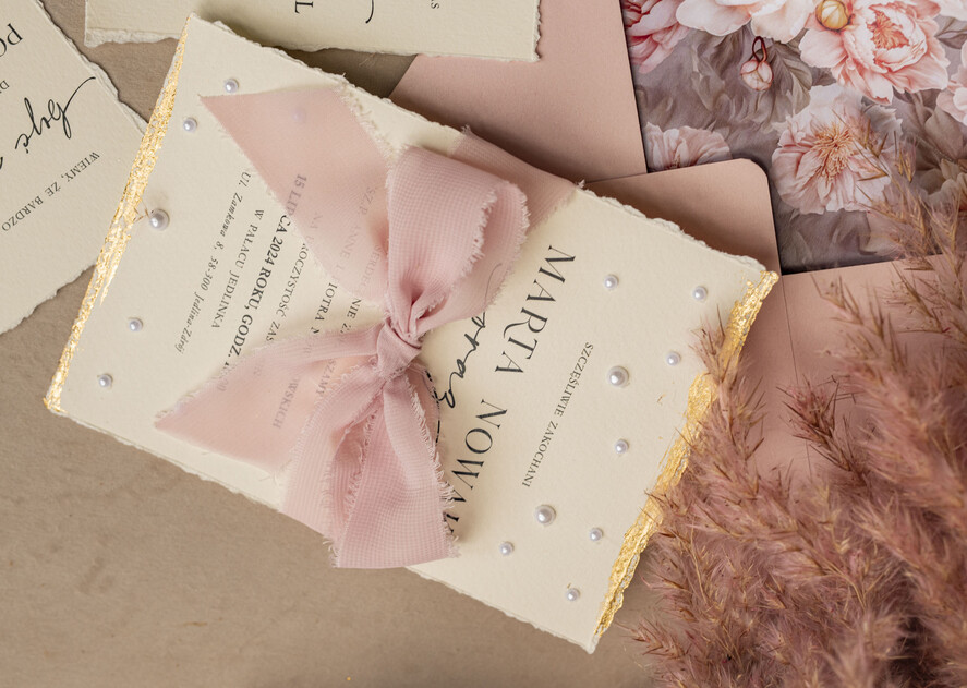 Zestawy Próbkowe próbki zaproszeń Próbka darte złocone zaproszenia ślubne z perełkami, różowe peonie zaproszenie na ślub z perełkam, rwane złocone zaproszenie na ślub cywilny perły i piwonie11