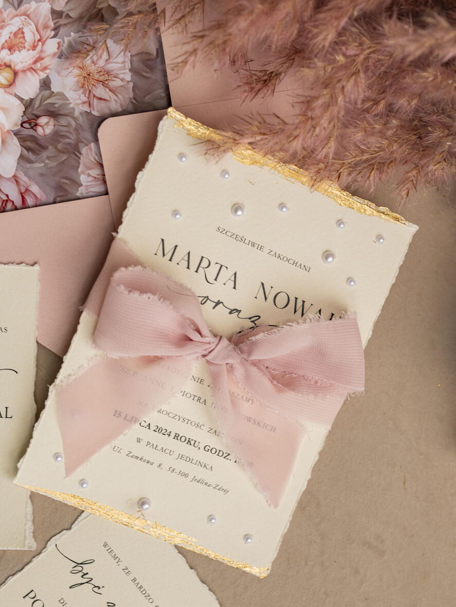 Zestawy Próbkowe próbki zaproszeń Próbka darte złocone zaproszenia ślubne z perełkami, różowe peonie zaproszenie na ślub z perełkam, rwane złocone zaproszenie na ślub cywilny perły i piwonie12