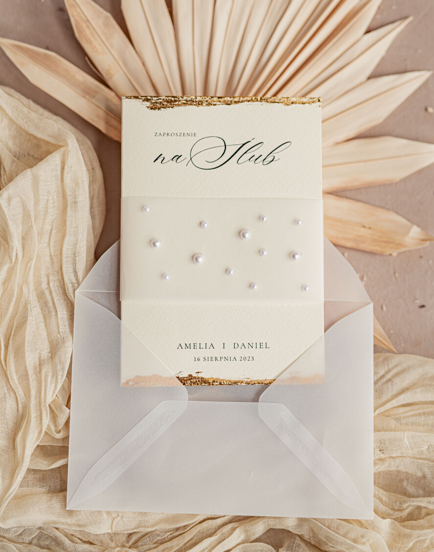 Zestawy Próbkowe próbki zaproszeń próbka złocone zaproszenia ślubne z perełkami kalkowa koperta, Serwis Próbkowy minimalistyczne zaproszenie na ślub z perełkami i kalką, kalkowa obwoluta z perłami złocone zaproszenie na ślub cywilny perły0