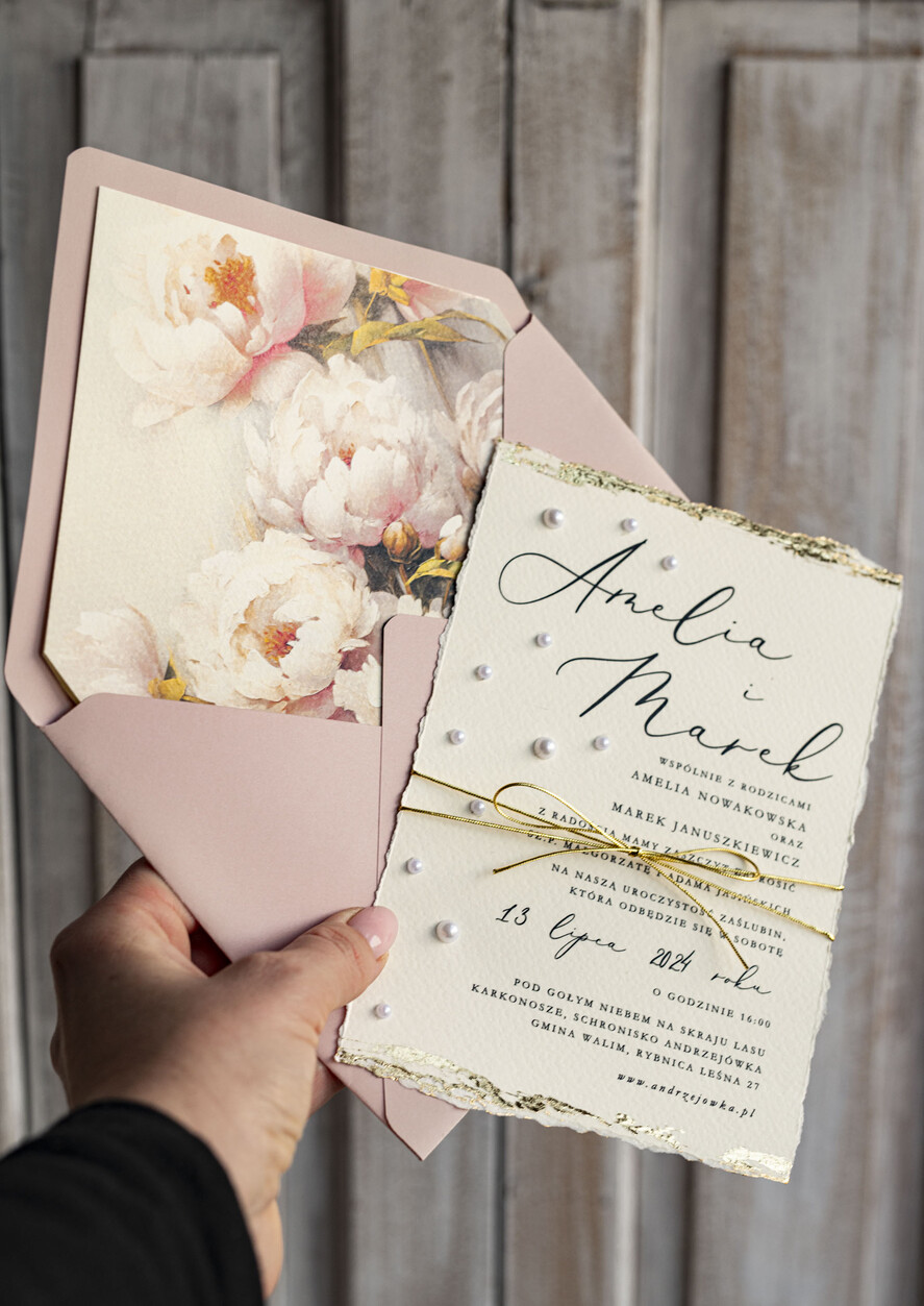 Zestawy Próbkowe próbki zaproszeń Próbka darte złocone zaproszenia ślubne z perełkami, różowe peonie zaproszenie na ślub z perełkam, rwane złocone zaproszenie na ślub cywilny perły i piwonie4