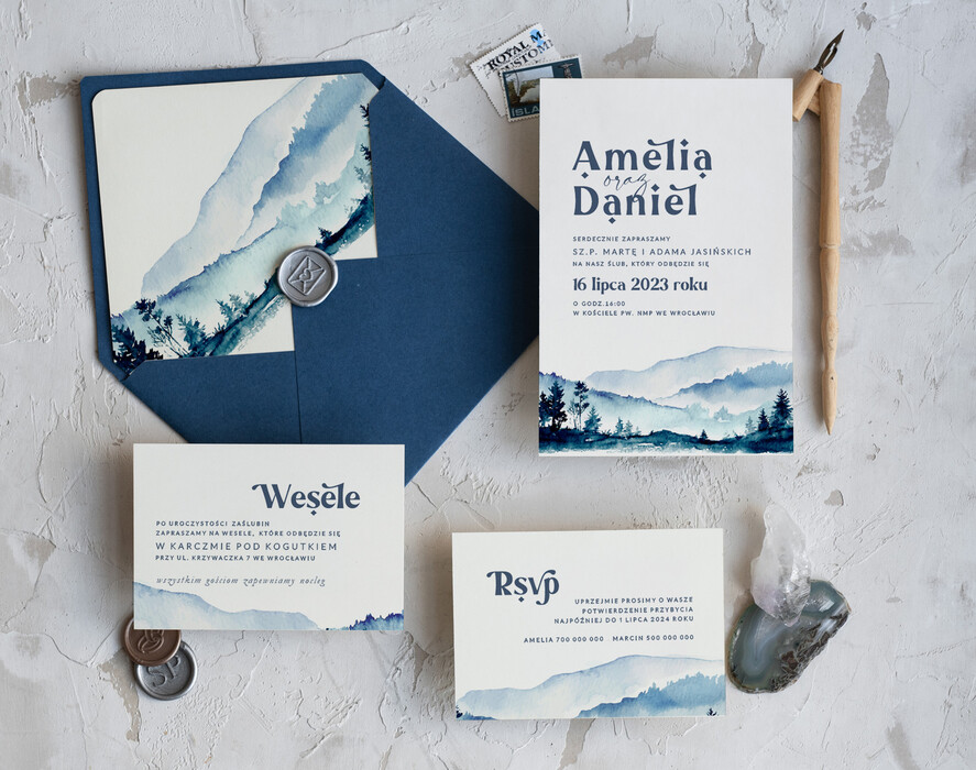Zaproszenia ślubne Rustykalne i Natura proste zaproszenia ślubne w niebieskich kolorach, zaproszenia z grafiką gór, granatowe zaproszenia slubne, zaproszenia z kopertą i bilecikami0