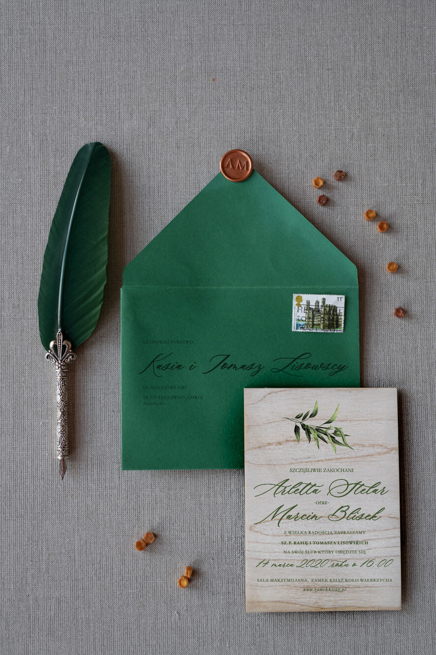 Zaproszenia ślubne Rustykalne i Natura rustykalne zaproszenia ślubne drewniane zaproszenie z eukaliptusem i koperta butelkowa zieleń2