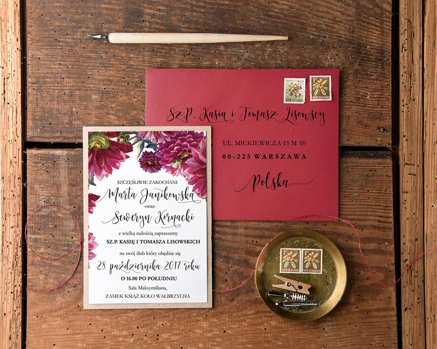 Zaproszenia ślubne Rustykalne i Natura rustykalne bordowe zaproszenia ślubne jednokartkowe zaproszenie na ślub dalie bordo w kopercie1