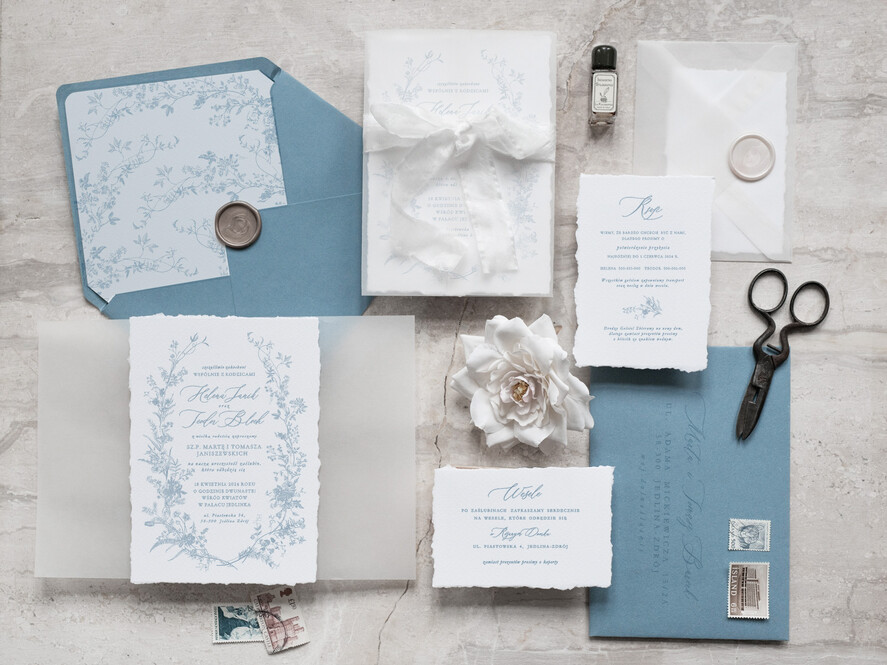Zaproszenia ślubne Rustykalne i Natura rustykalne zaproszenia ślubne, zaproszenia ślubne z wydzieranymi brzegami, zaproszenia na ślub z jedwabną wstążką, zaproszenia ślubne zamknięte w kalce 1