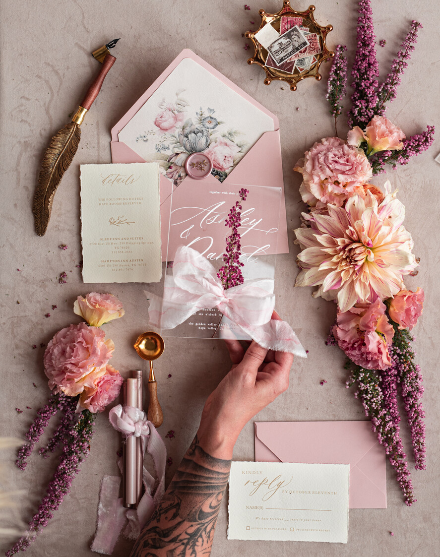 Zaproszenia ślubne Rustykalne i Natura przezroczyste zaproszenia z wrzosem, zaproszenia na ślub z wrzosem, eleganckie zaproszenia na pleksie ozdobione wrzosem, Rustykalne Zaproszenia Ślubne2