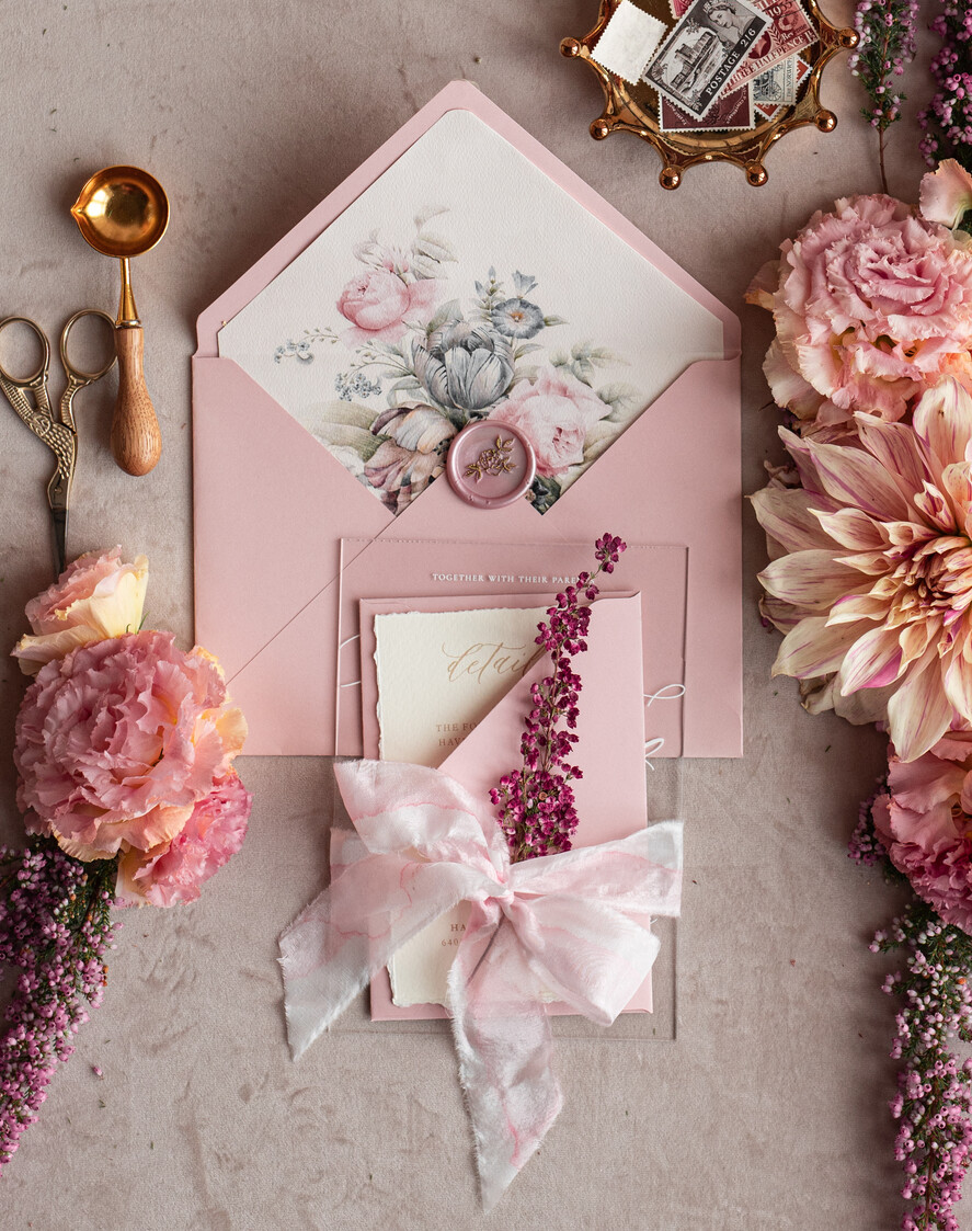 Zaproszenia ślubne Rustykalne i Natura przezroczyste zaproszenia z wrzosem, zaproszenia na ślub z wrzosem, eleganckie zaproszenia na pleksie ozdobione wrzosem, Rustykalne Zaproszenia Ślubne7