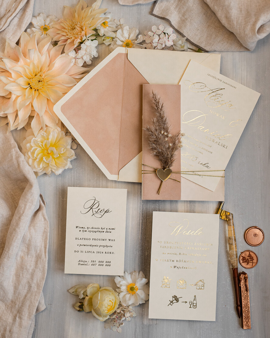 Zaproszenia ślubne Rustykalne i Natura zaproszenia ślubne z bukiecikiem, zaproszenie na ślub z welurem, eleganckie zaproszenia na ślub z trawą pampasową, złote zaproszenie ślubne z welurem 8