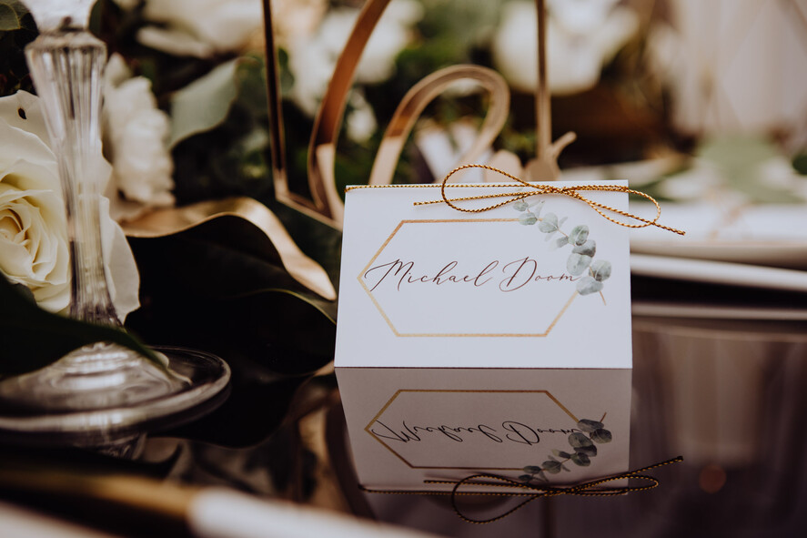 Winietki rustykalne Złote geometryczne winietki z dodatkiem eukaliptusa idealne wesele na świeżym powietrzu0