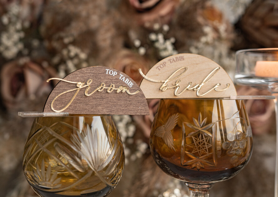 Winietki rustykalne rustykalne drewniane winietki na ślub, złote napisy na winietkach, tabliczki z imionami gości weselnych, drewniane winietki ślubne3