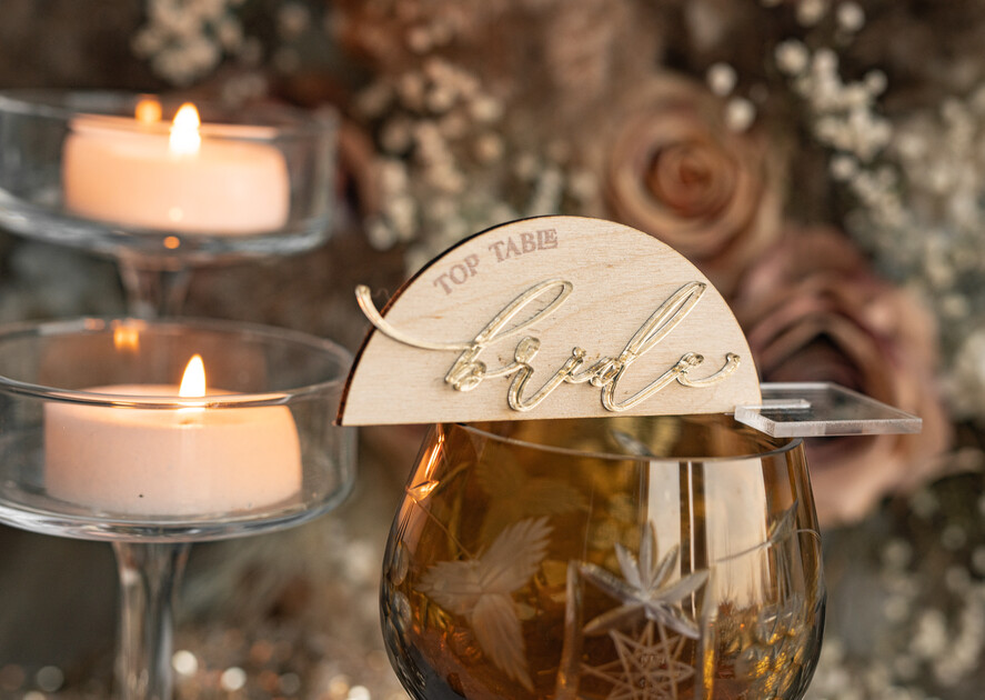 Winietki rustykalne rustykalne drewniane winietki na ślub, złote napisy na winietkach, tabliczki z imionami gości weselnych, drewniane winietki ślubne1