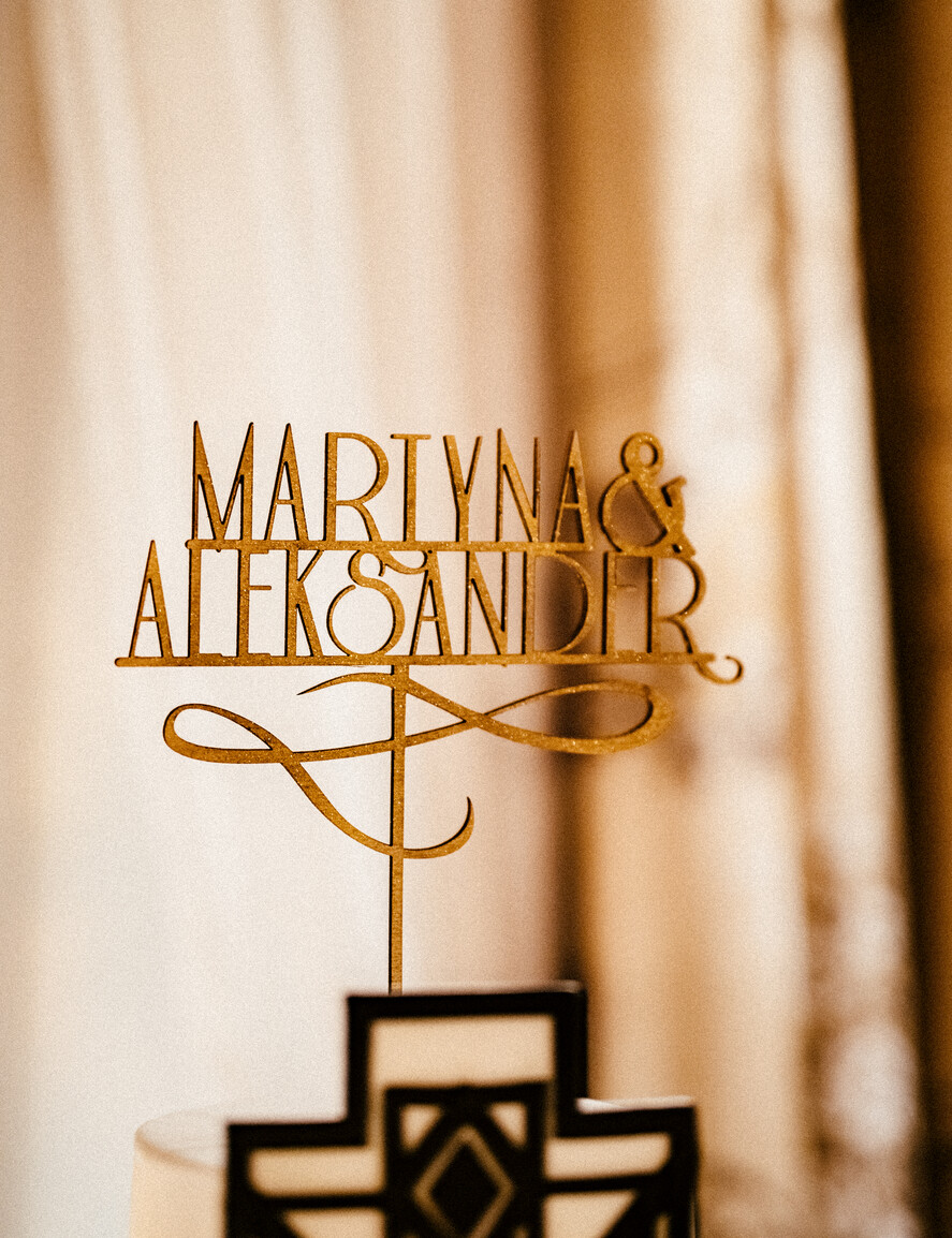 Figurki na tort / cake topper statuetki złote napisy na tort ślubny   1