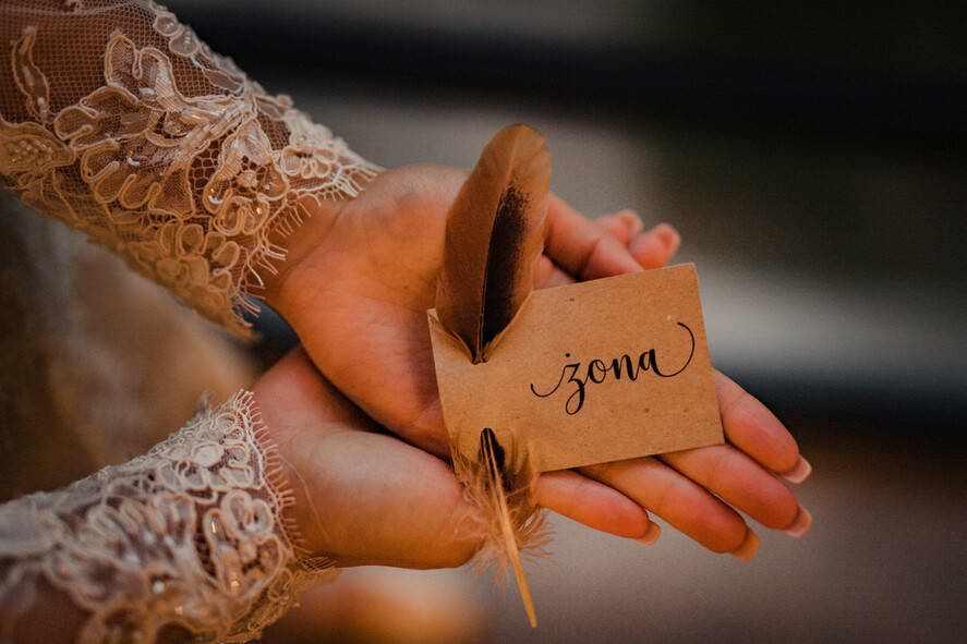 Winietki Boho/etno/pióra boho winietki ślubne  z prawdziwymi piórami ekologiczne karteczki winiety na weselny stół3