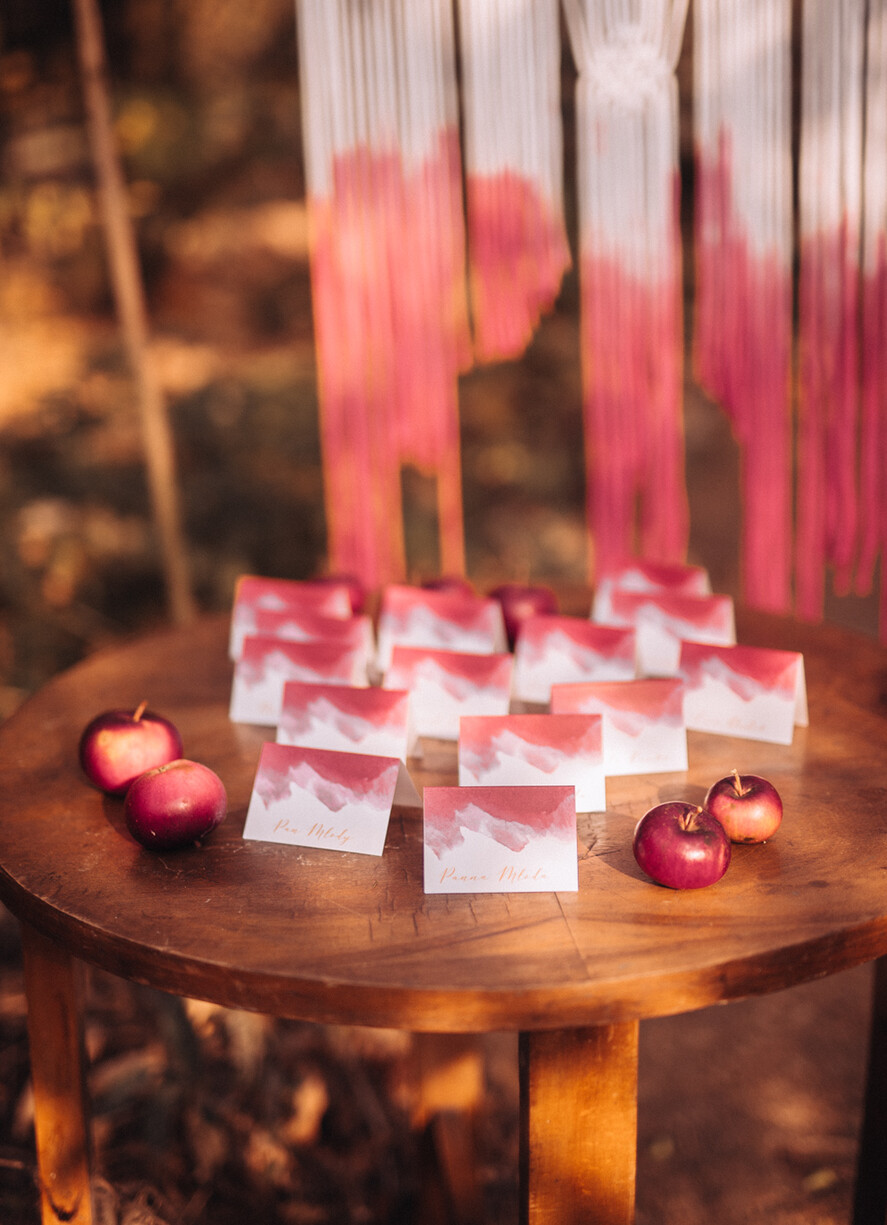 Winietki Boho/etno/pióra eleganckie i nowoczesne winietki ślubne  bordowe wizytówki na stół weselny idealne na wesele jesienią2