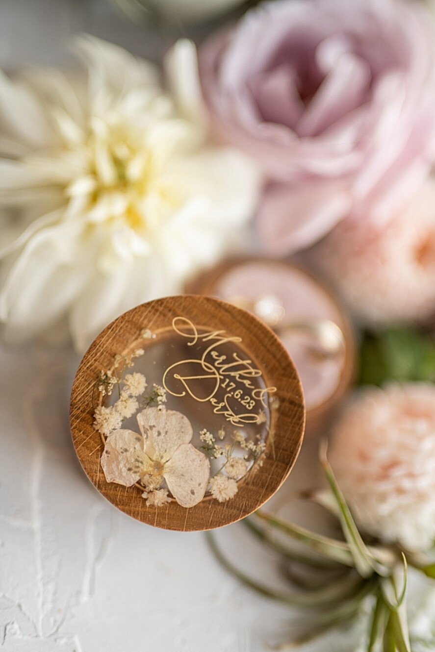 Pudełka Szkatułki na Obrączki szkatułki pudełeczko na obrączki ślubne delikatne kwiaty zatopione w żywicy ręcznie robiona szkatułka wasze imiona i data1