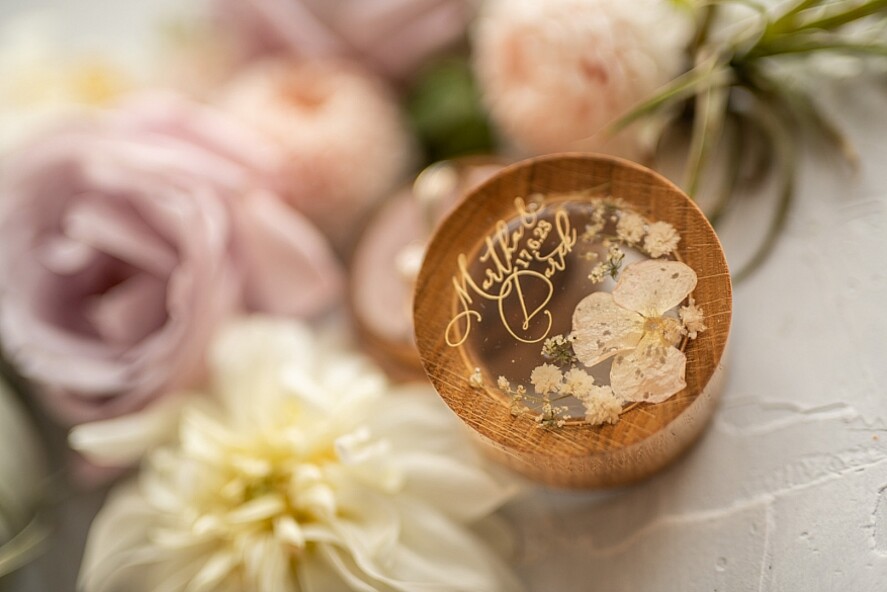 Pudełka Szkatułki na Obrączki szkatułki pudełeczko na obrączki ślubne delikatne kwiaty zatopione w żywicy ręcznie robiona szkatułka wasze imiona i data11