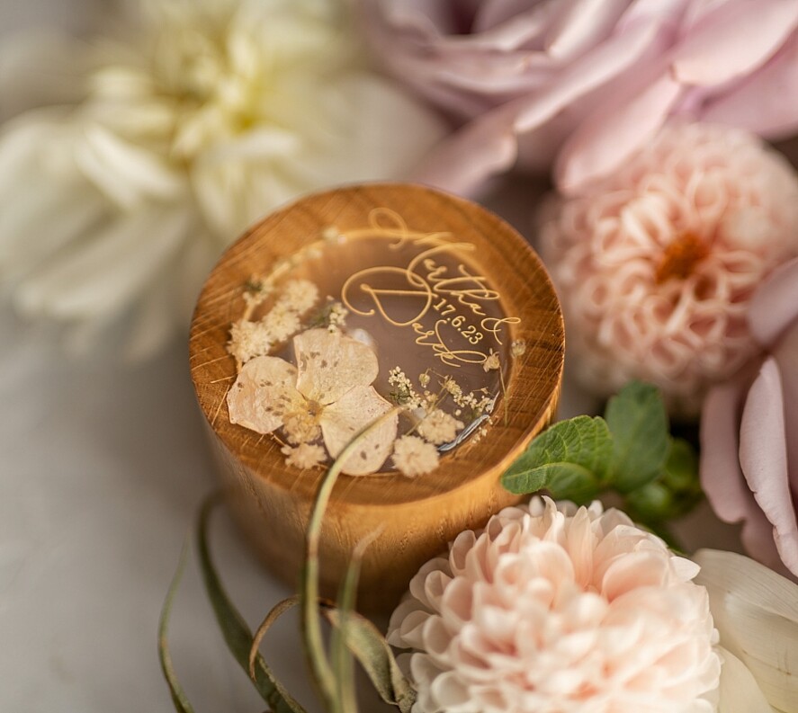 Pudełka Szkatułki na Obrączki szkatułki pudełeczko na obrączki ślubne delikatne kwiaty zatopione w żywicy ręcznie robiona szkatułka wasze imiona i data15