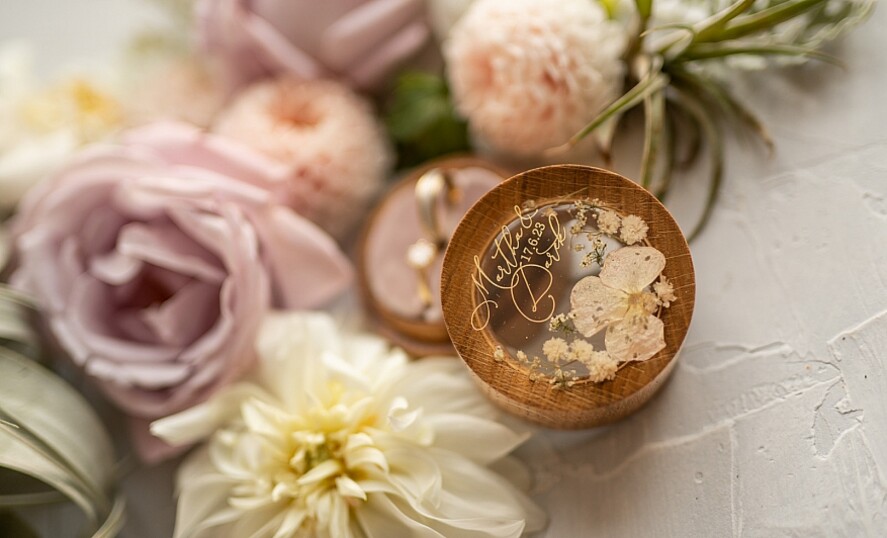 Pudełka Szkatułki na Obrączki szkatułki pudełeczko na obrączki ślubne delikatne kwiaty zatopione w żywicy ręcznie robiona szkatułka wasze imiona i data17