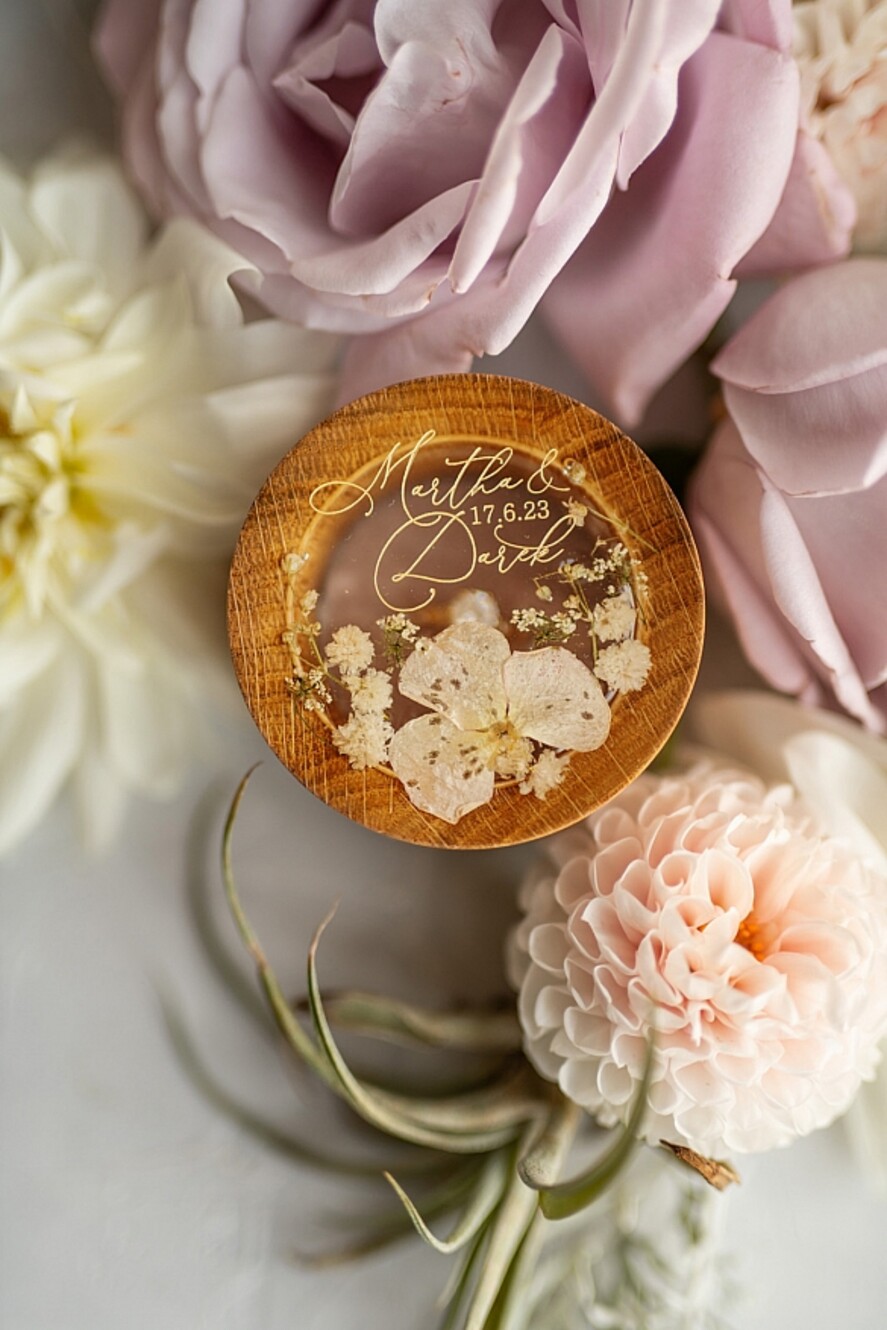 Pudełka Szkatułki na Obrączki szkatułki pudełeczko na obrączki ślubne delikatne kwiaty zatopione w żywicy ręcznie robiona szkatułka wasze imiona i data3