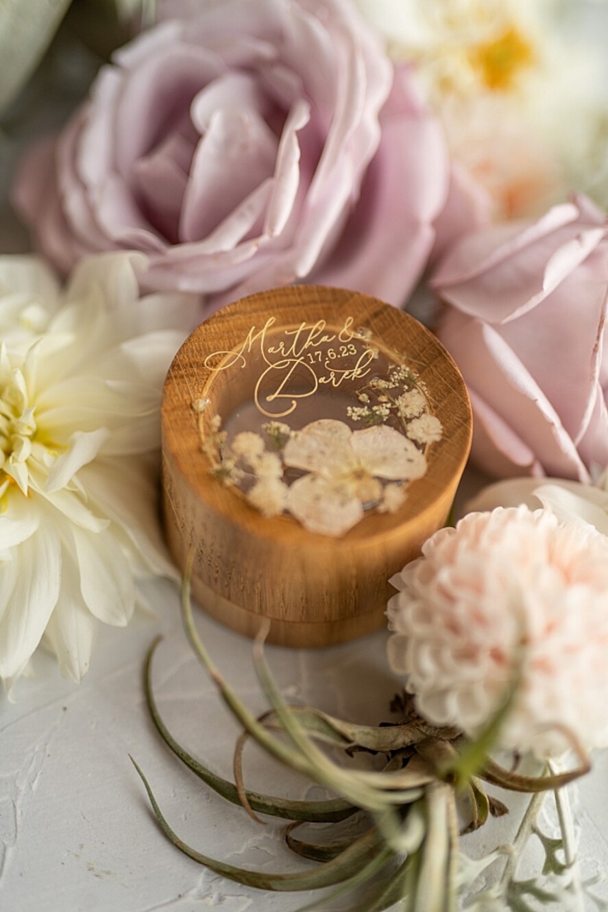 Pudełka Szkatułki na Obrączki szkatułki pudełeczko na obrączki ślubne delikatne kwiaty zatopione w żywicy ręcznie robiona szkatułka wasze imiona i data4