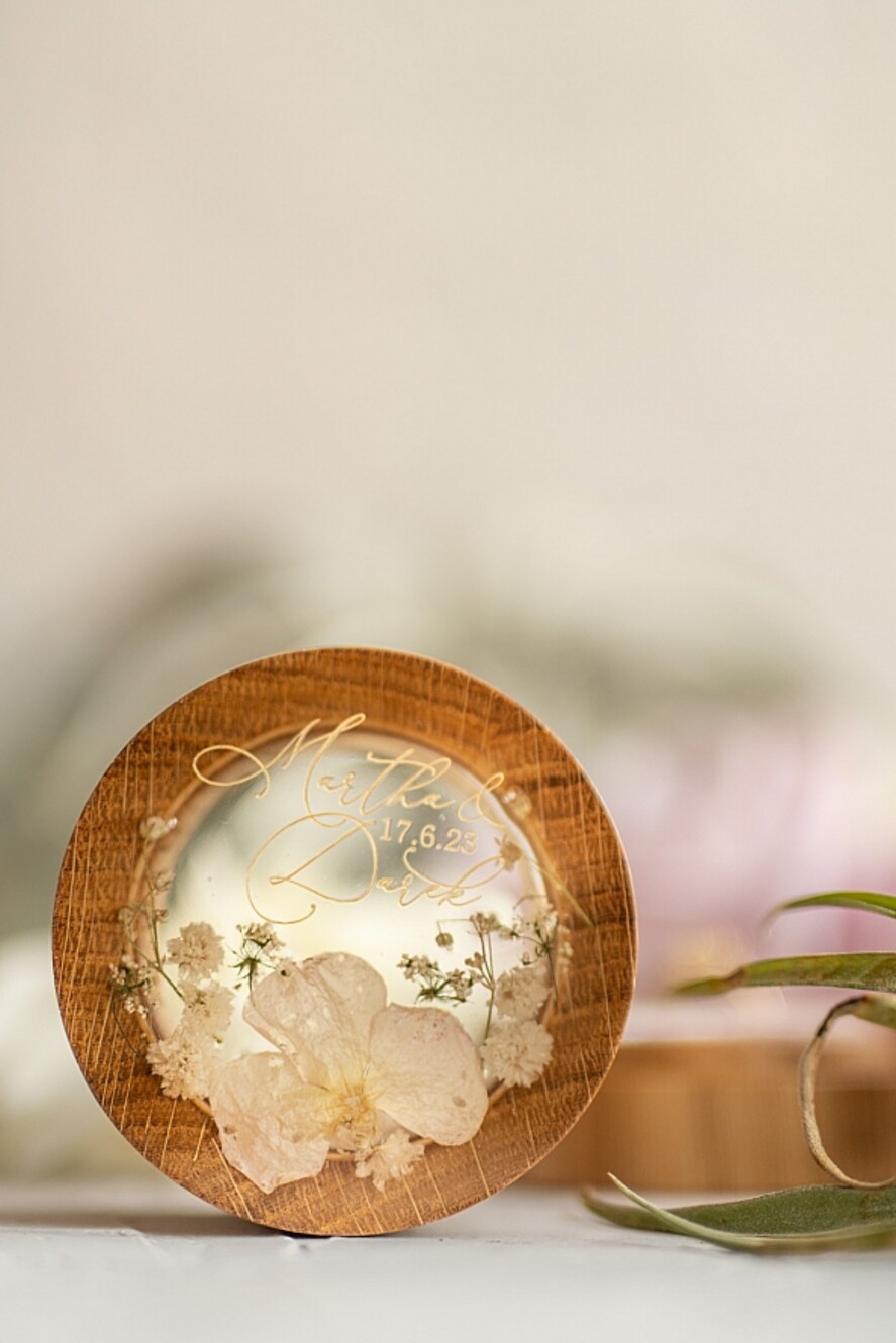 Pudełka Szkatułki na Obrączki szkatułki pudełeczko na obrączki ślubne delikatne kwiaty zatopione w żywicy ręcznie robiona szkatułka wasze imiona i data7