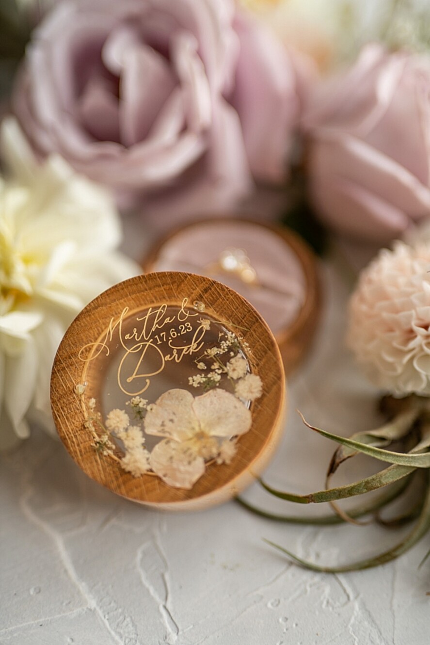 Pudełka Szkatułki na Obrączki szkatułki pudełeczko na obrączki ślubne delikatne kwiaty zatopione w żywicy ręcznie robiona szkatułka wasze imiona i data8