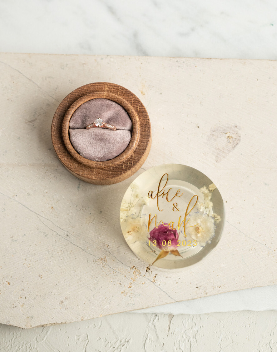 Pudełka Szkatułki na Obrączki szkatułki elegancka rustykalna szkatułka na obrączki z kwiatami, pudełko na obrączki z żywicy, pudełko na obrączki z zatopionymi kwiatami w żywicy0
