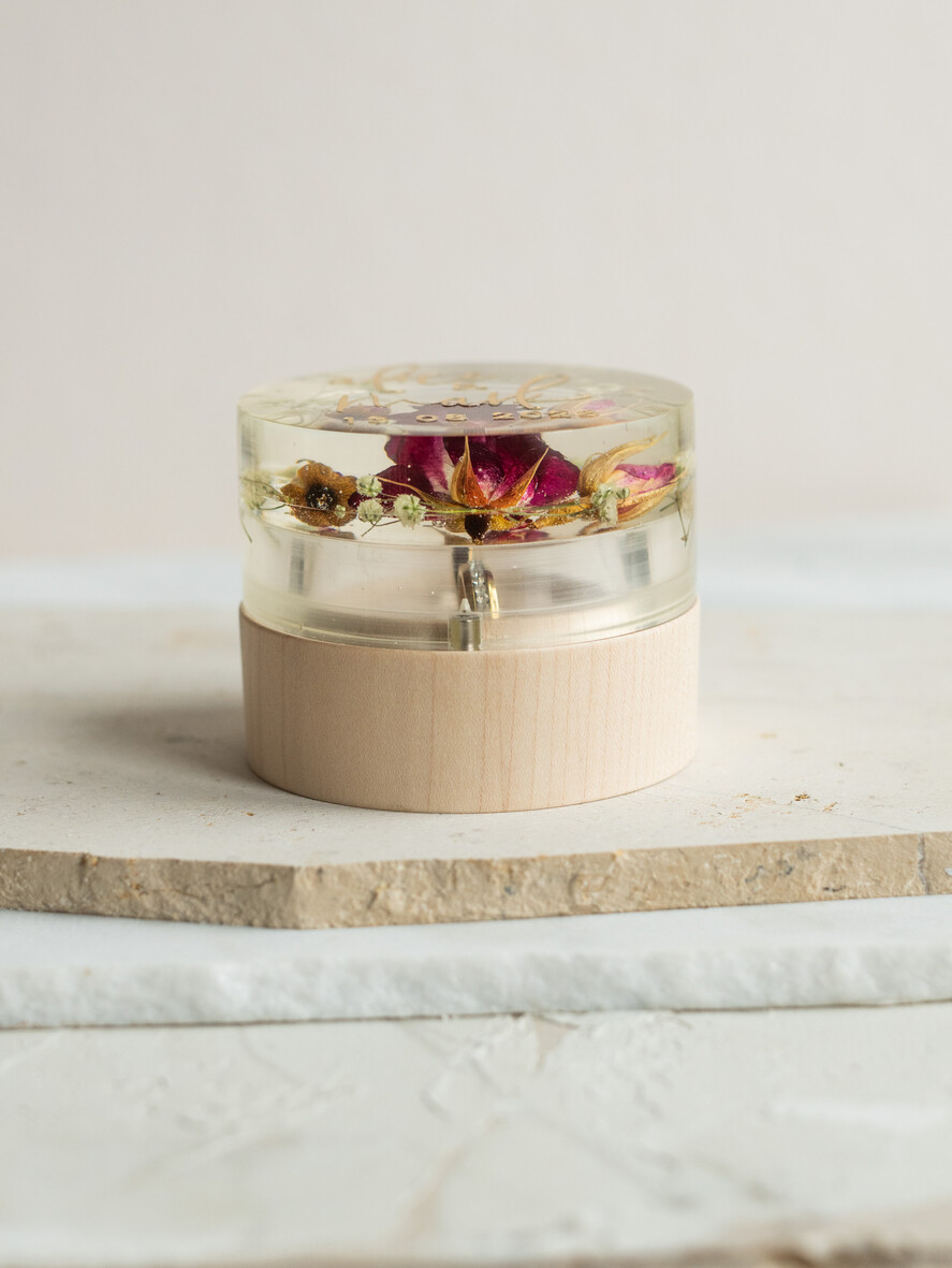 Pudełka Szkatułki na Obrączki szkatułki szkatułka na obrączki z kwiatami, pudełko na obrączki z żywicy, pudełko na obrączki z zatopionymi kwiatami w żywicy2