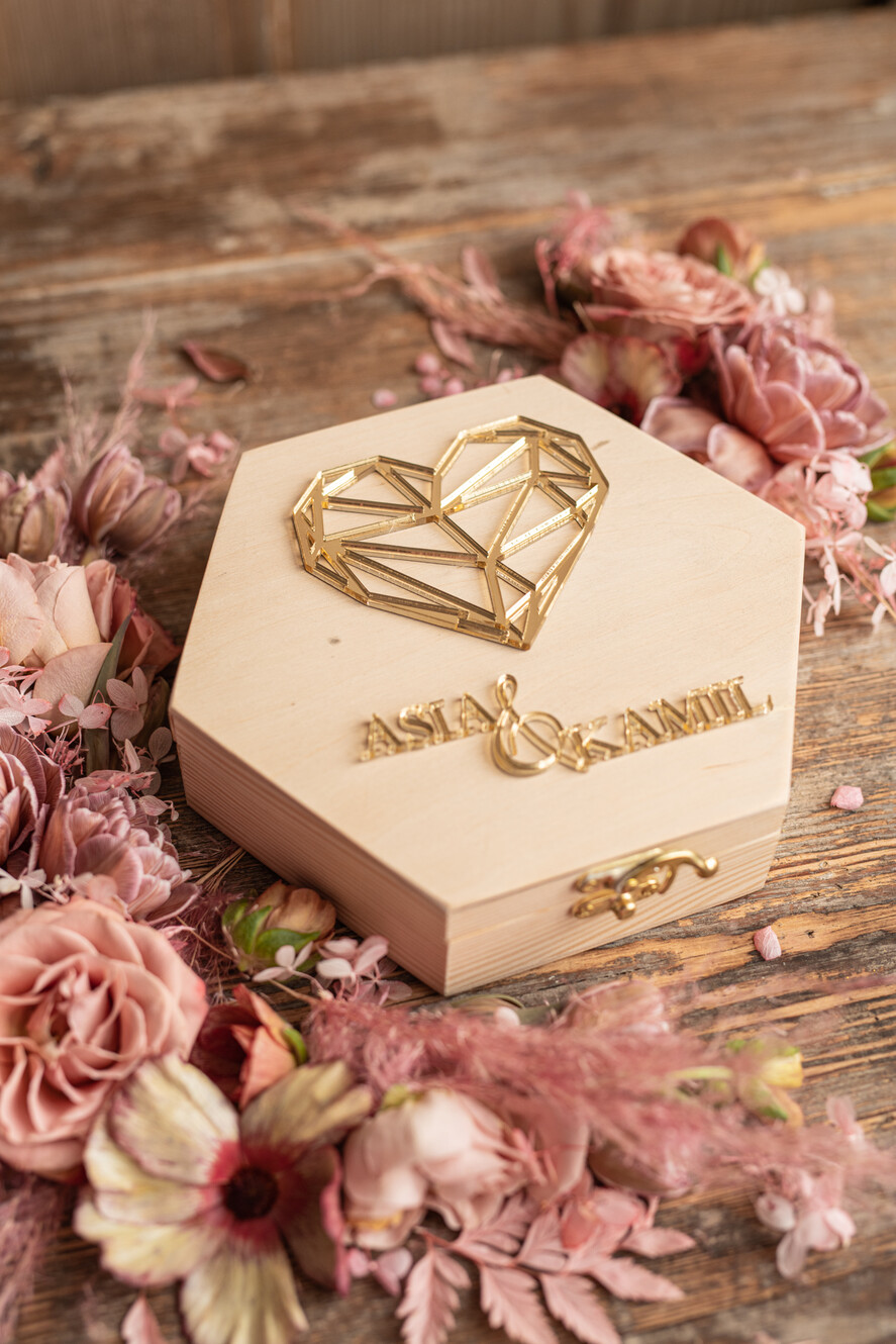 Pudełka Szkatułki na Obrączki szkatułki pudełko na obrączki ślubne wasze imiona i data złote serduszko5