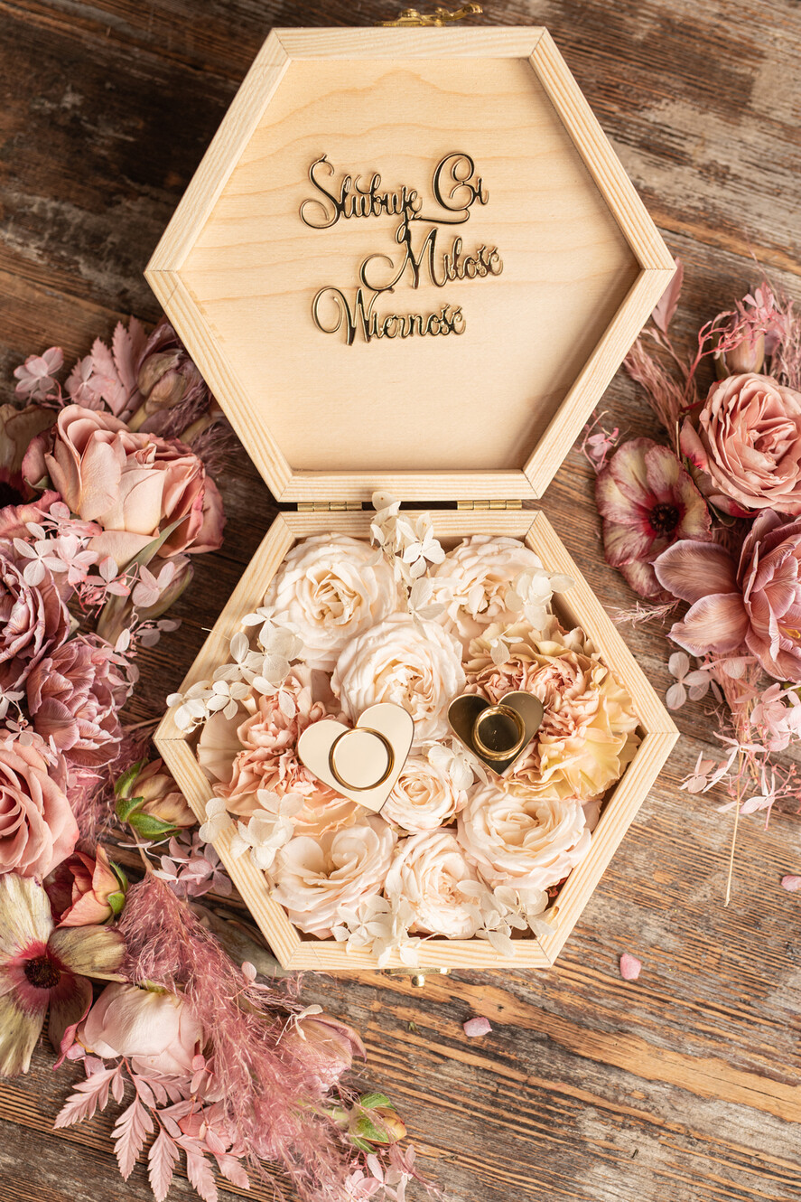 Pudełka Szkatułki na Obrączki szkatułki pudełko na obrączki ślubne wasze imiona i data złote serduszko3