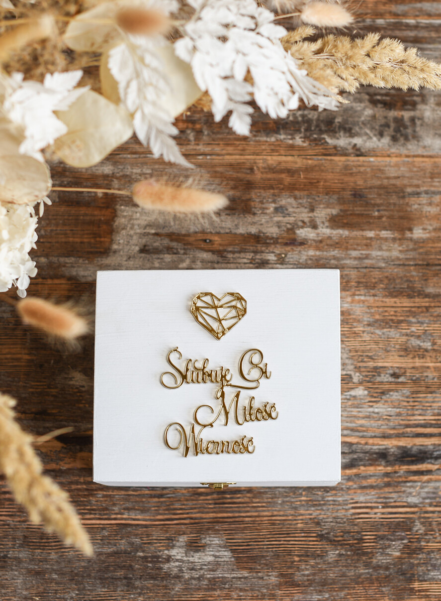 Pudełka Szkatułki na Obrączki szkatułki pudełeczko na obrączki ślubne wasze imiona białe pudełko złote napisy   0