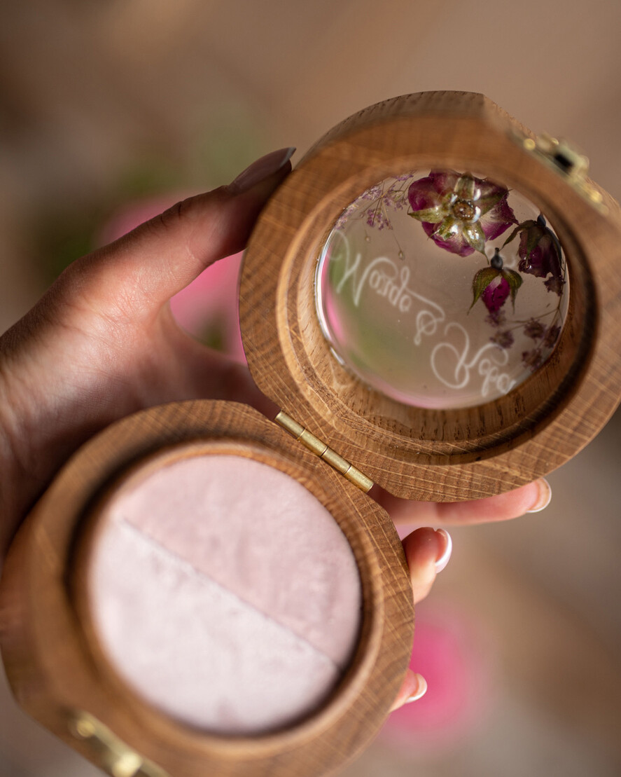 Pudełka Szkatułki na Obrączki szkatułki ręcznie robione szkatułka z drewna z żywicą, personalizowana szkatułka na obrączki ślubne, szkatułka z kwiatami na obrączki4