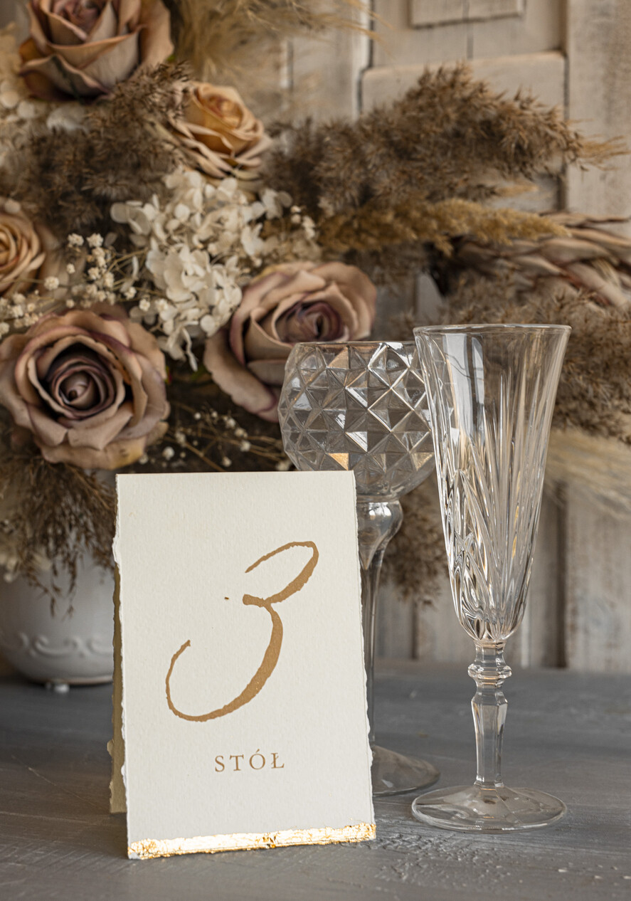 Numery na stół Glamour tabliczka z numerem stołu weselnego, złote eleganckie numerki na stół weselny, numery na stoły weselne z płatkami złota 2