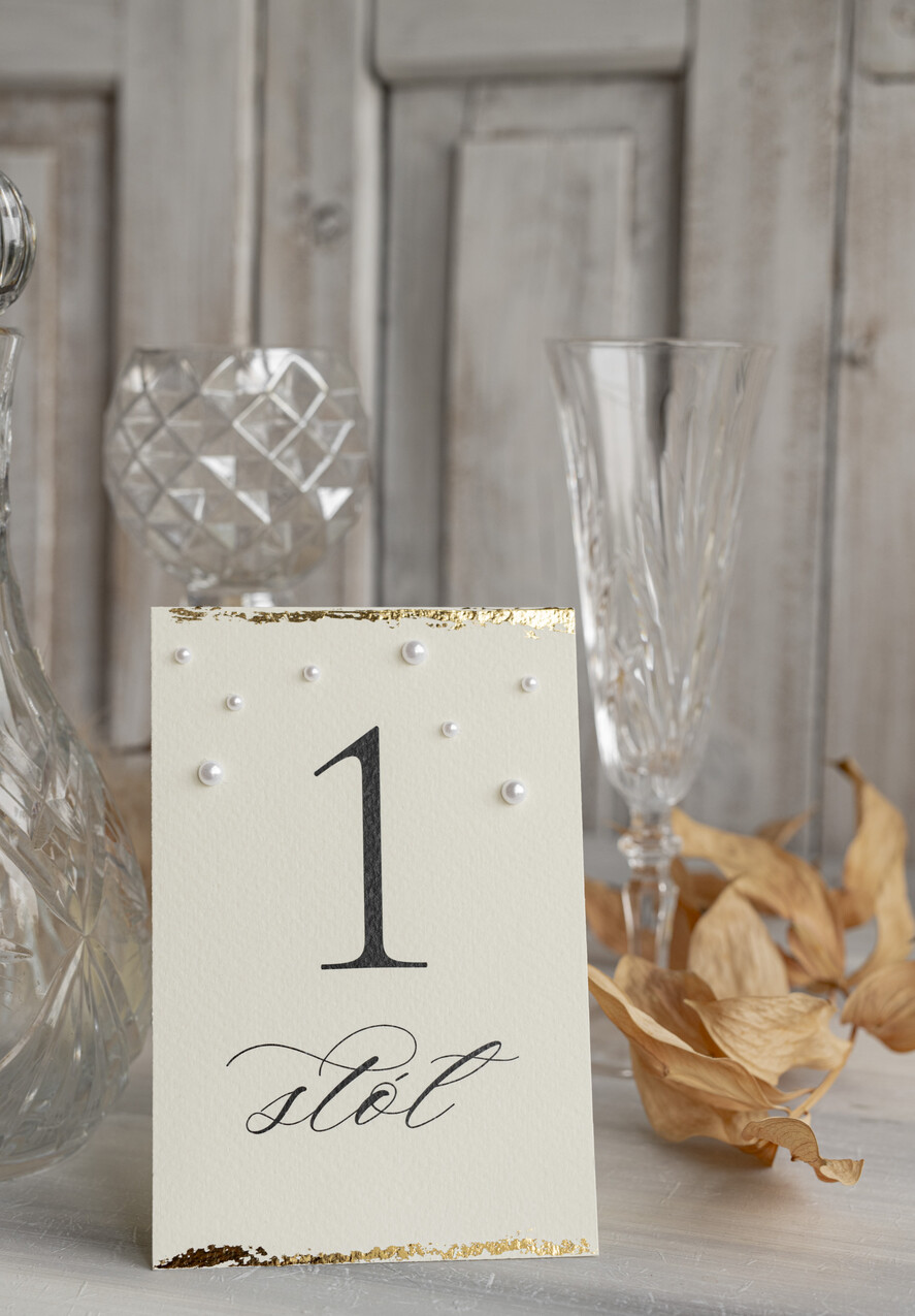 Numery na stół Glamour numery na stoły gości weselnych, styl glamour złocone numerki na stół weselny, numery na stół weselny z płatkami złota i perełkami0