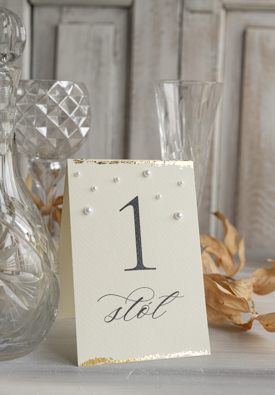 Numery na stół Glamour numery na stoły gości weselnych, styl glamour złocone numerki na stół weselny, numery na stół weselny z płatkami złota i perełkami2
