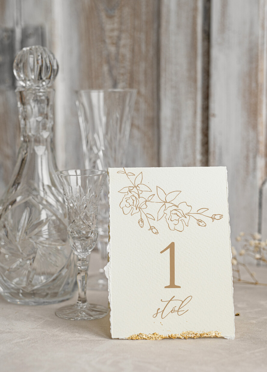 Numery na stół Glamour Złocone szarpane brzegi Numery na stoły weselne, numerki na stół stoły weselne, zlocone klasyczna elegancja, numerek stojak na stół weselny, złote złocone eleganckie i klasyczne1