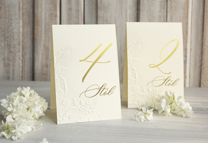 Numery na stół Glamour numerki na stół weselny z tłoczonymi kwiatami, eleganckie numerki na stoły weselne, tłoczone numerki na stół weselny, dekoracja stołów weselnych tłoczone kwiaty1